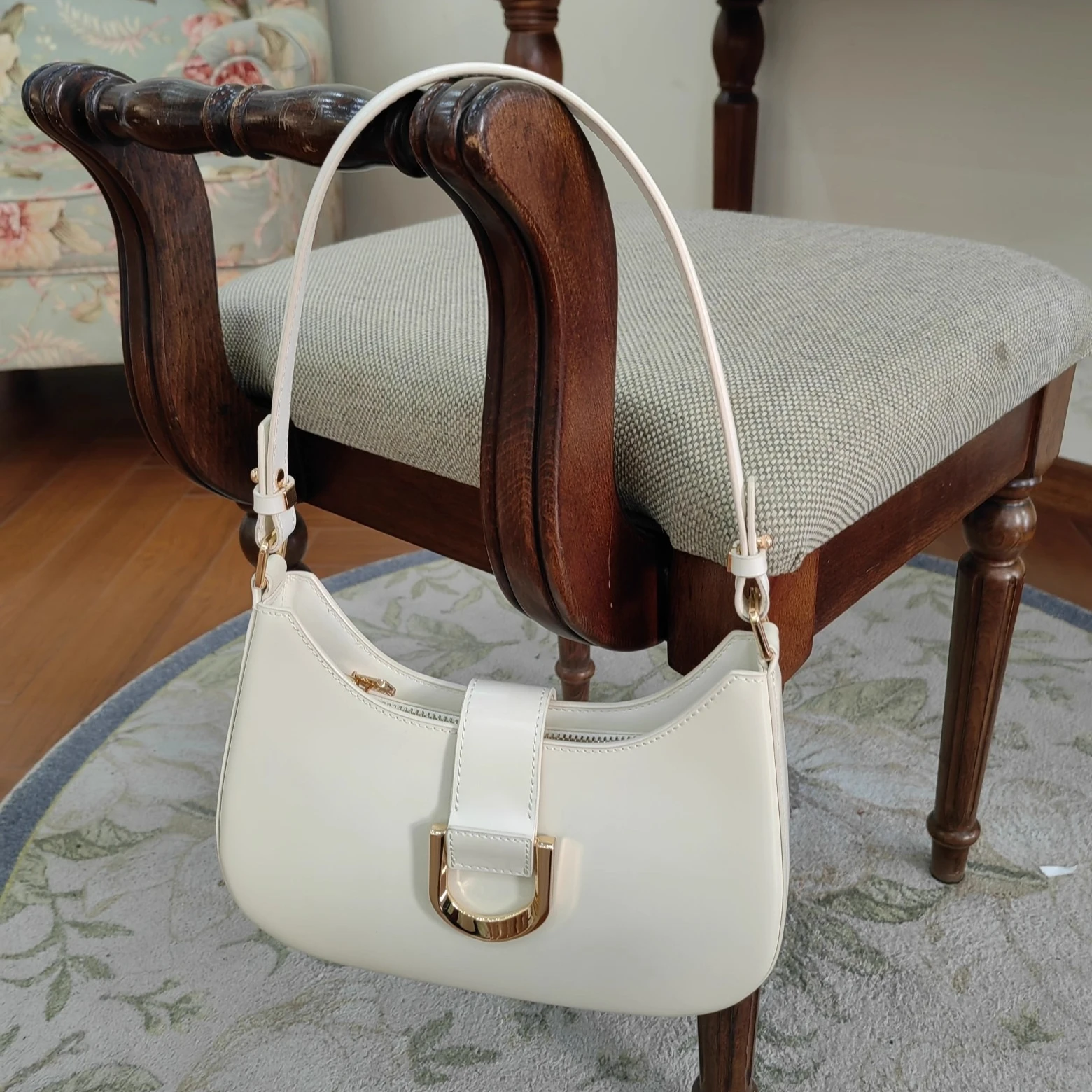 

2026 Urban Fashion Design Women's Premium Cowhide Leather Underarm Bag Versatile Commuter Crossbody Shoulder Bag