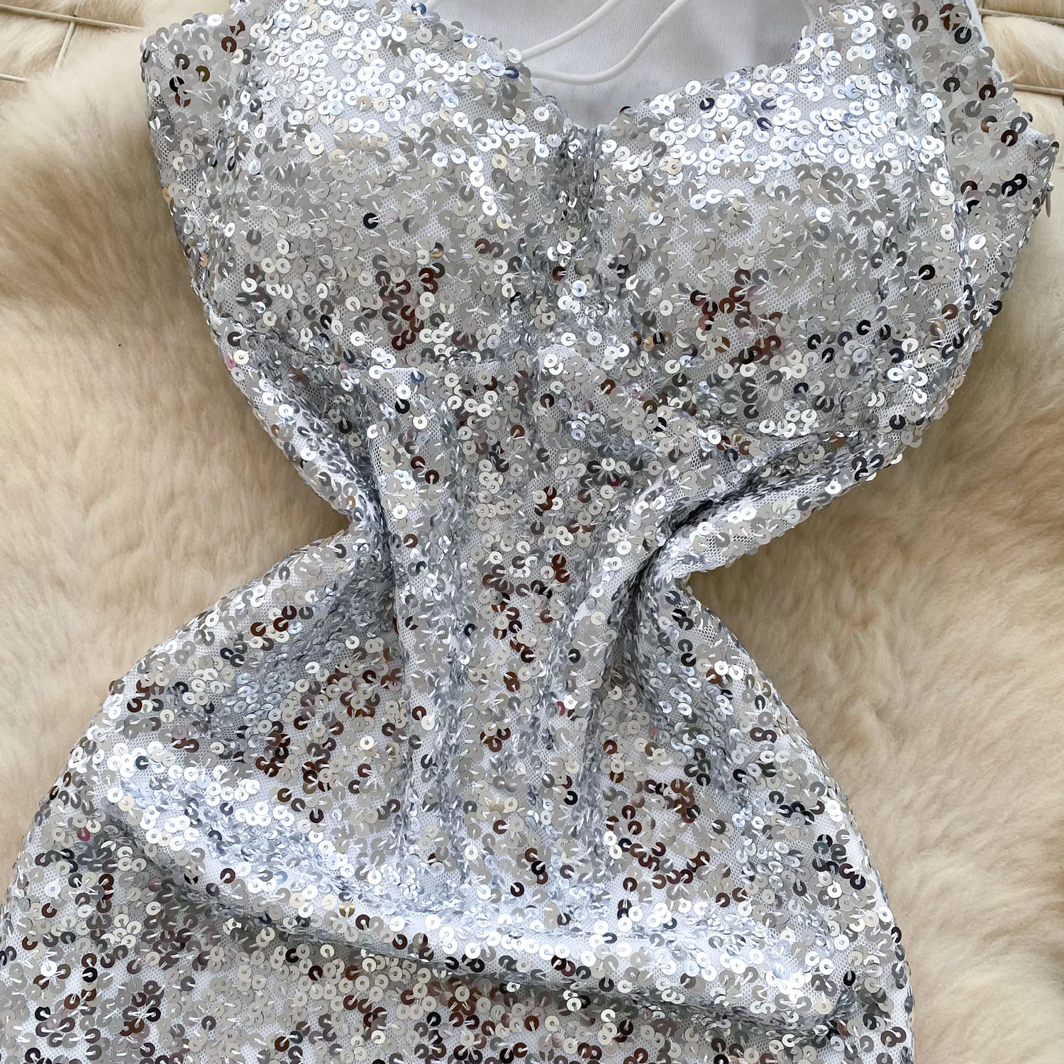 Robe française légère de luxe, col licou, sans manches, mode d'été pour femmes, Slim, moulante aux hanches, paillettes, Mini robe, 2025