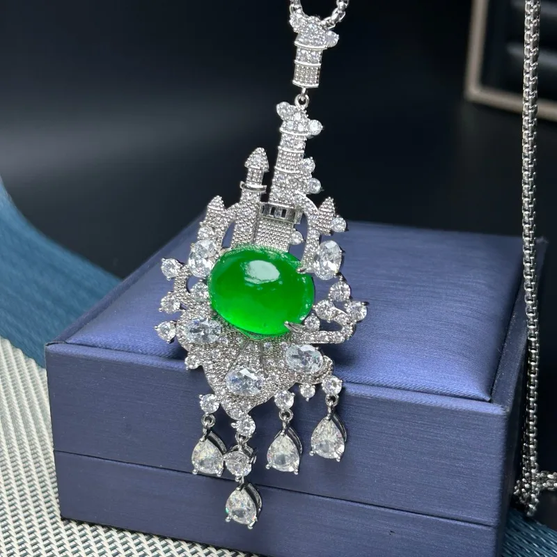 

Новый кабошон из натурального нефрита с высоким ледяным кварцитом — изысканный и элегантный.