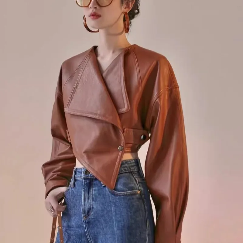 

Женская модная высококачественная кожаная куртка, новинка 2023 года, короткое стильное пальто для миниатюрных женщин, нишевым дизайном и топ в байкерском стиле