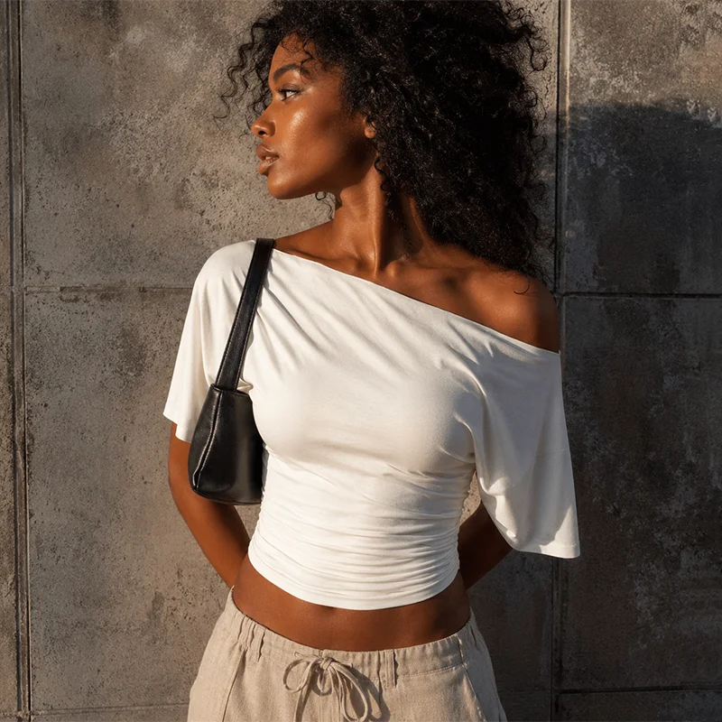 Heiß begehrtes schulterfreies gerafftes Crop-Top für Damen – einfarbiges T-Shirt mit schrägem Kragen und kurzen Ärmeln für den Sommer, lässige Streetwear