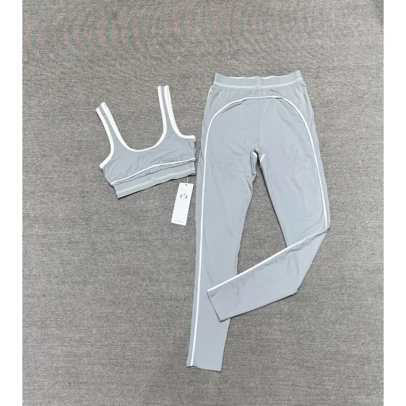 AL* Yoga Set: Gestreept, kleurblokdesign dat de lichaamsproporties verlengt; hoog-elastisch, snel-droogend vest gecombineerd met broek.