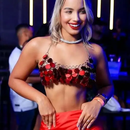 gilet-festivo-con-paillettes-argento-l9403y-top-corto-senza-schienale-scintillante-abbigliamento-da-festa-design-con-pannelli-rossi-brillanti-e-contrasto-di-colore