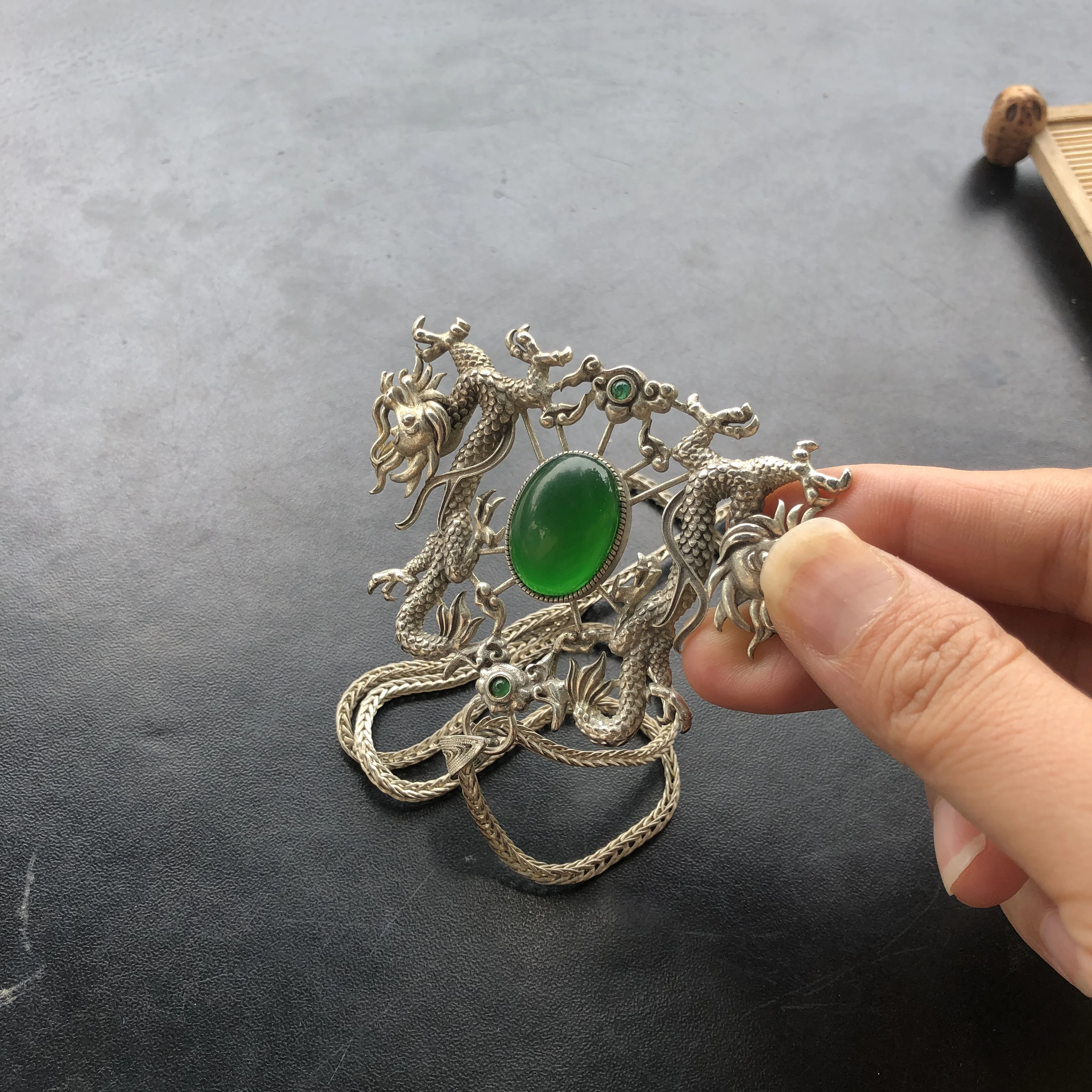 Vintage Double Dragon Pendant Necklace Silver‑Tone Green Oval Stone Inlaid Retro Chinese Ethnic Unisex Fashion Jewelry Gift