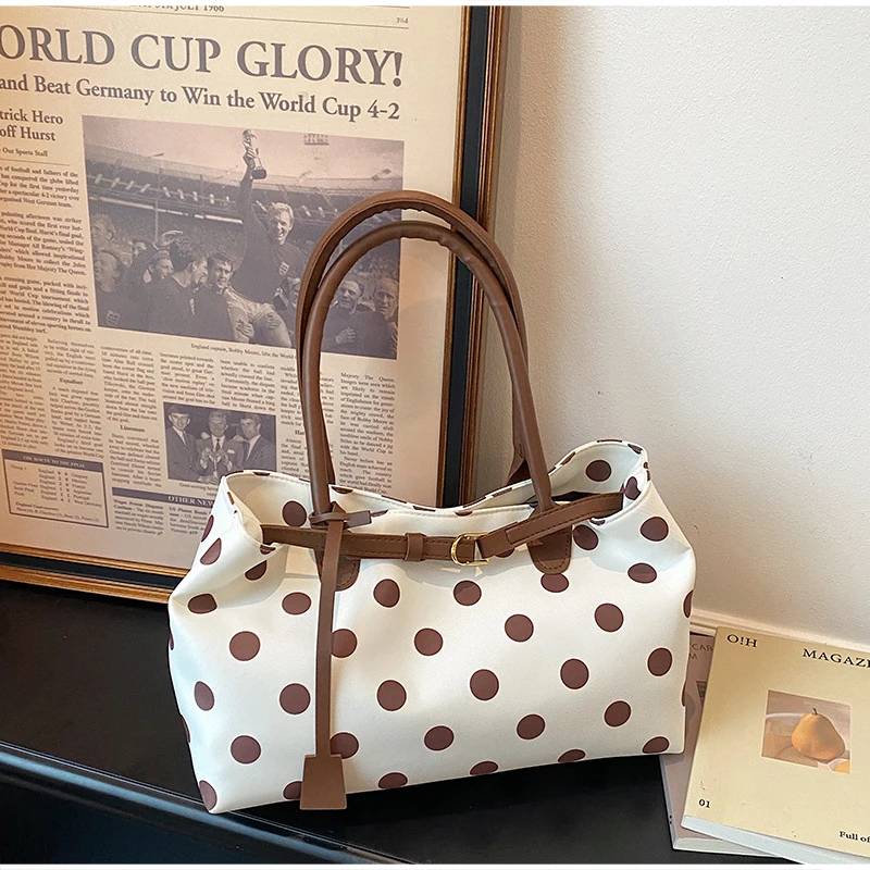 Neue koreanische stilvolle gepunktete Tragetasche, personalisierte lässige Schultertasche mit Gürteldekor, einfache, vielseitige Pendler-Unterarmtasche – Detail 17