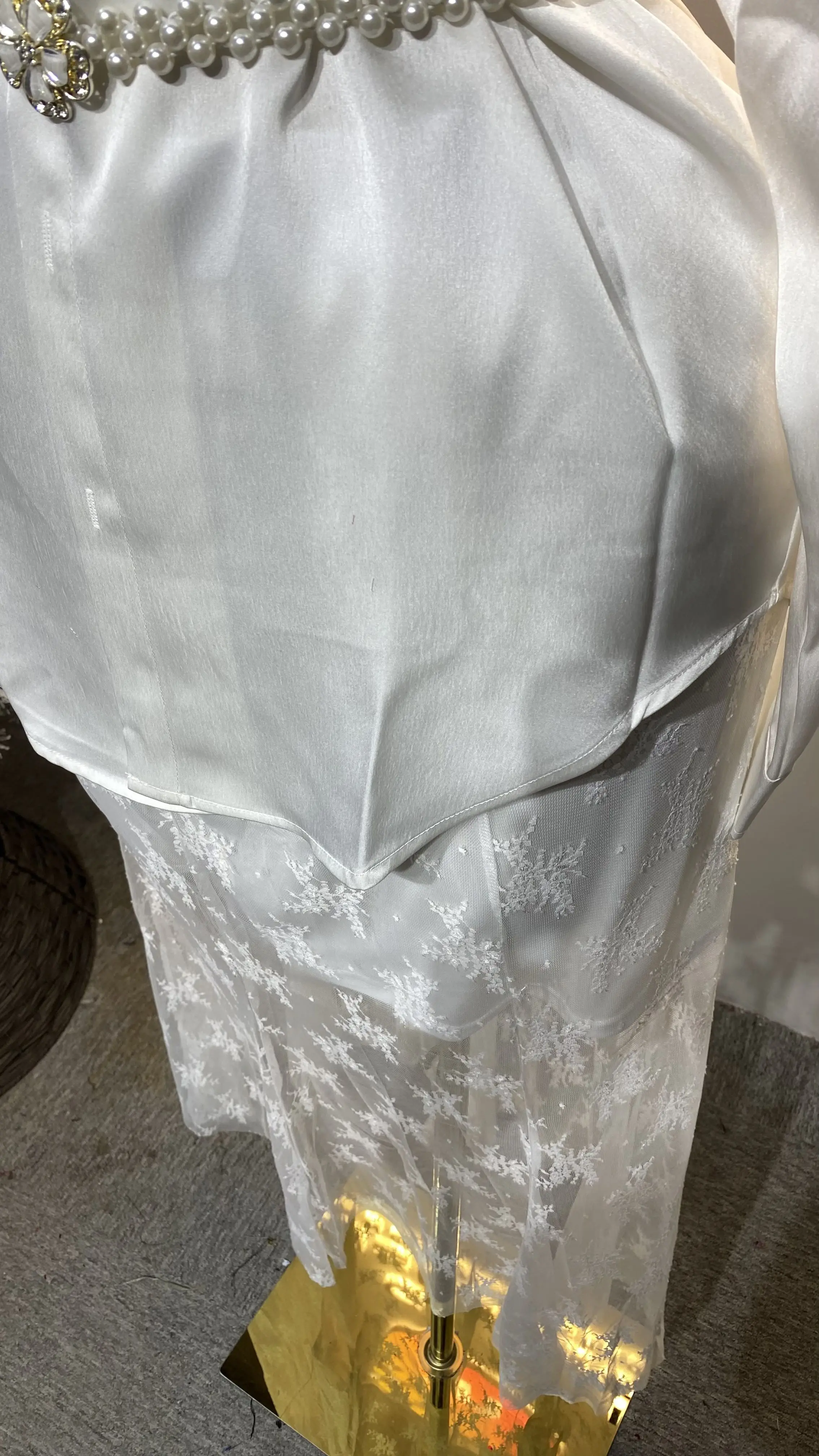 Wit casual overhemd met lange mouwen, kanten rand, onregelmatige revers en riem met effen geweven patroon; eenvoudige herfststijl.-GZXX455