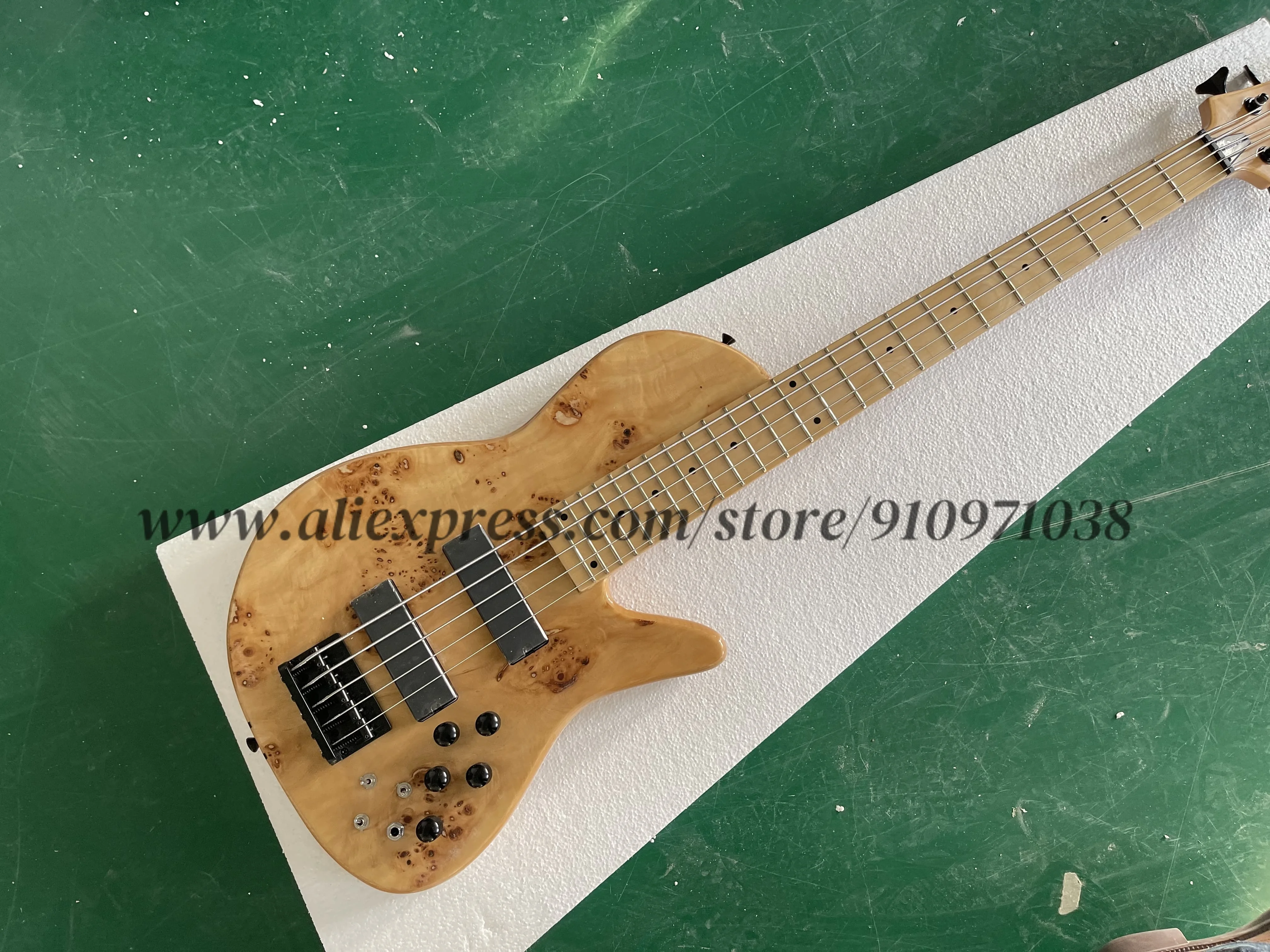 

Classic 5-string bass, Burl maple top, maple neck through ash wood body, fixed bridge, SS pickup, active battery, golden tuners