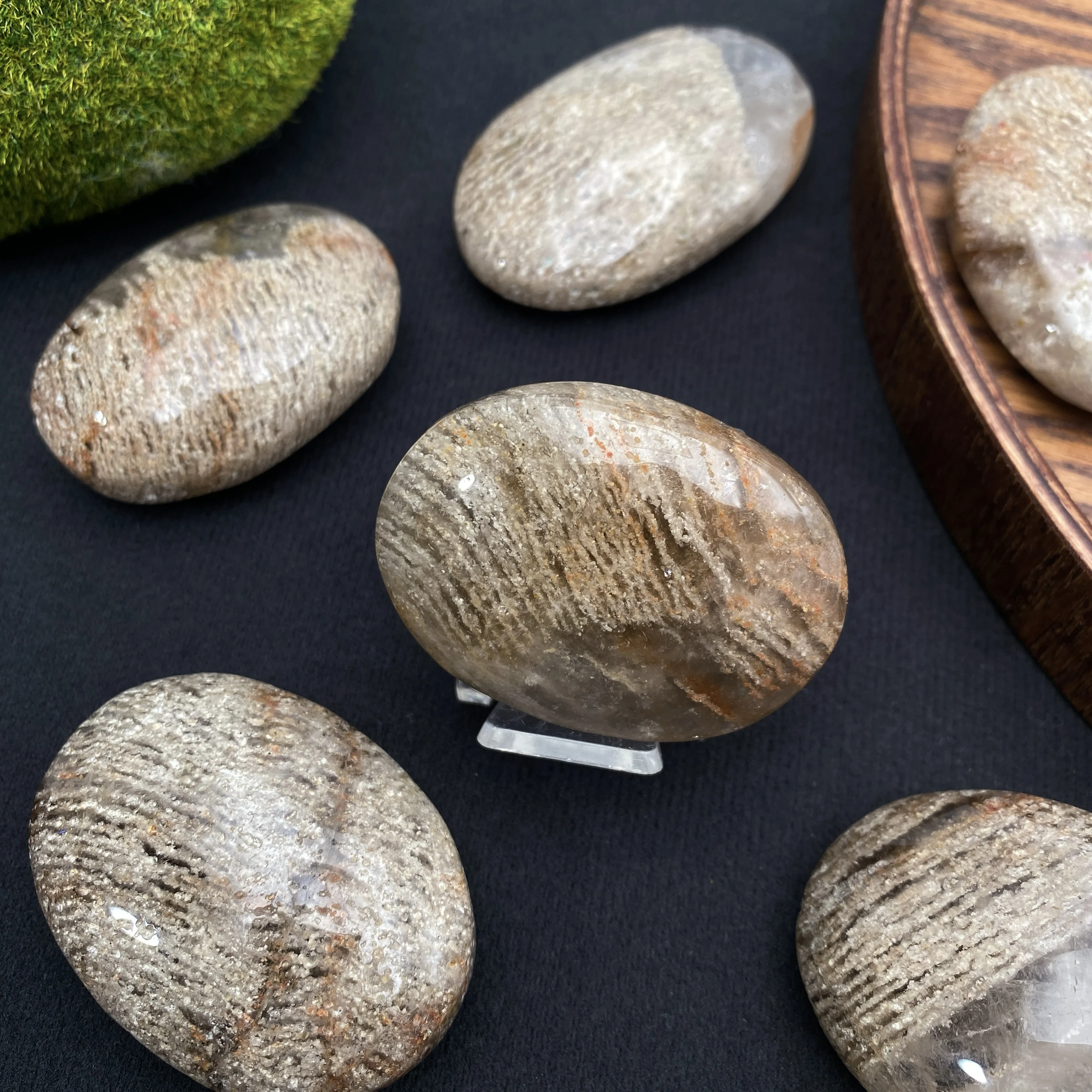 1PC Natural Crystal Thousand Layer Palm Stone Ideal Gift for Valentine's Day, Thanksgiving Day, Teacher's Day, and Mother's Day