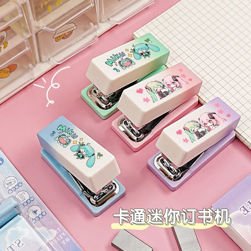 

Фигурки Хатсуне Мику: Аниме-фигурка виртуальной певицы, милый мини-компактный степлер, портативный, прочный, с 400 скобами, для дома, офиса, школы, студентов