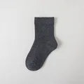 Gris oscuro