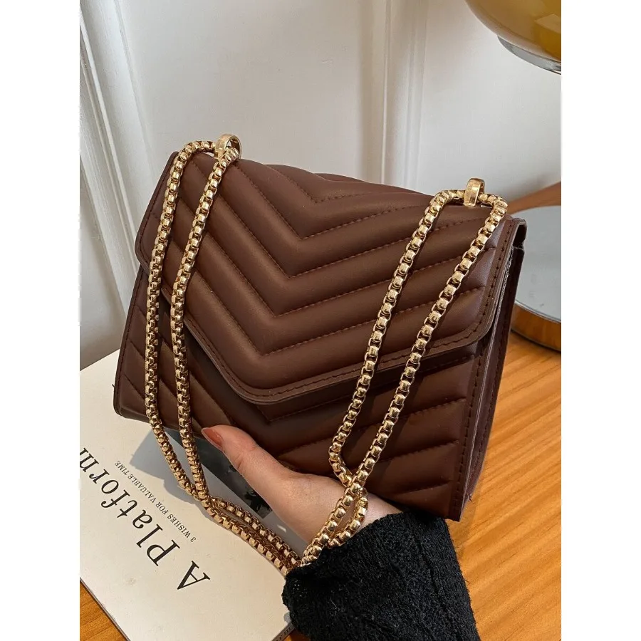 

Мини-сумка-клатч с цепочкой и узором шеврон