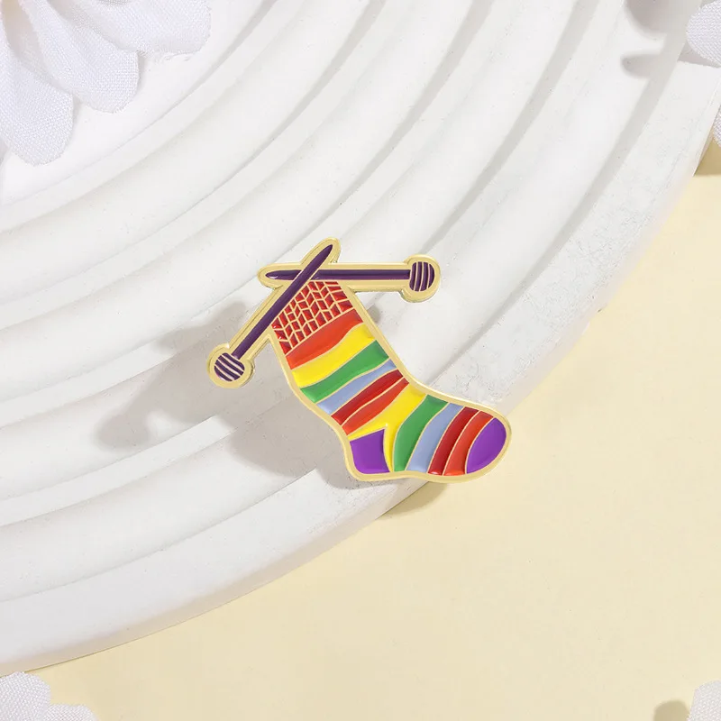 Cute Knitted Rainbow Sock Brooch Pins Creative Fashion Knitting Needles Yarn Art Enamel Brooches Lapel Pin Badge Jewelry Gift Fo
