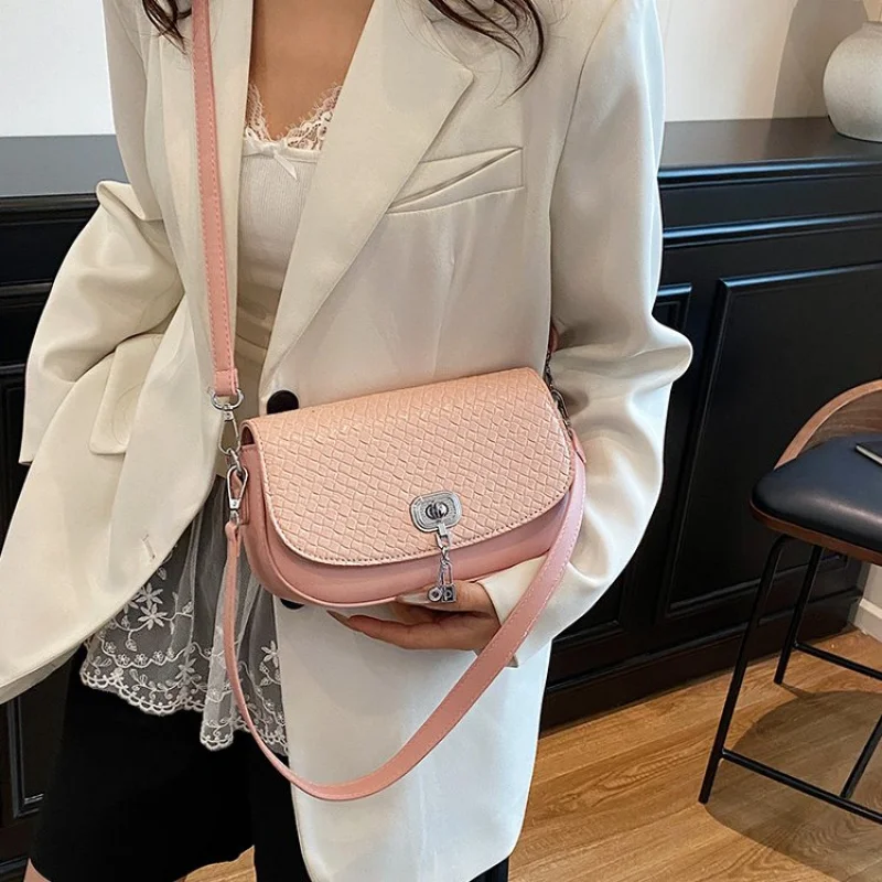 

Fashionable Women Handbag With Artistic Floral Embroidery And Unique Patterns For A Standout Bohemian Vibe