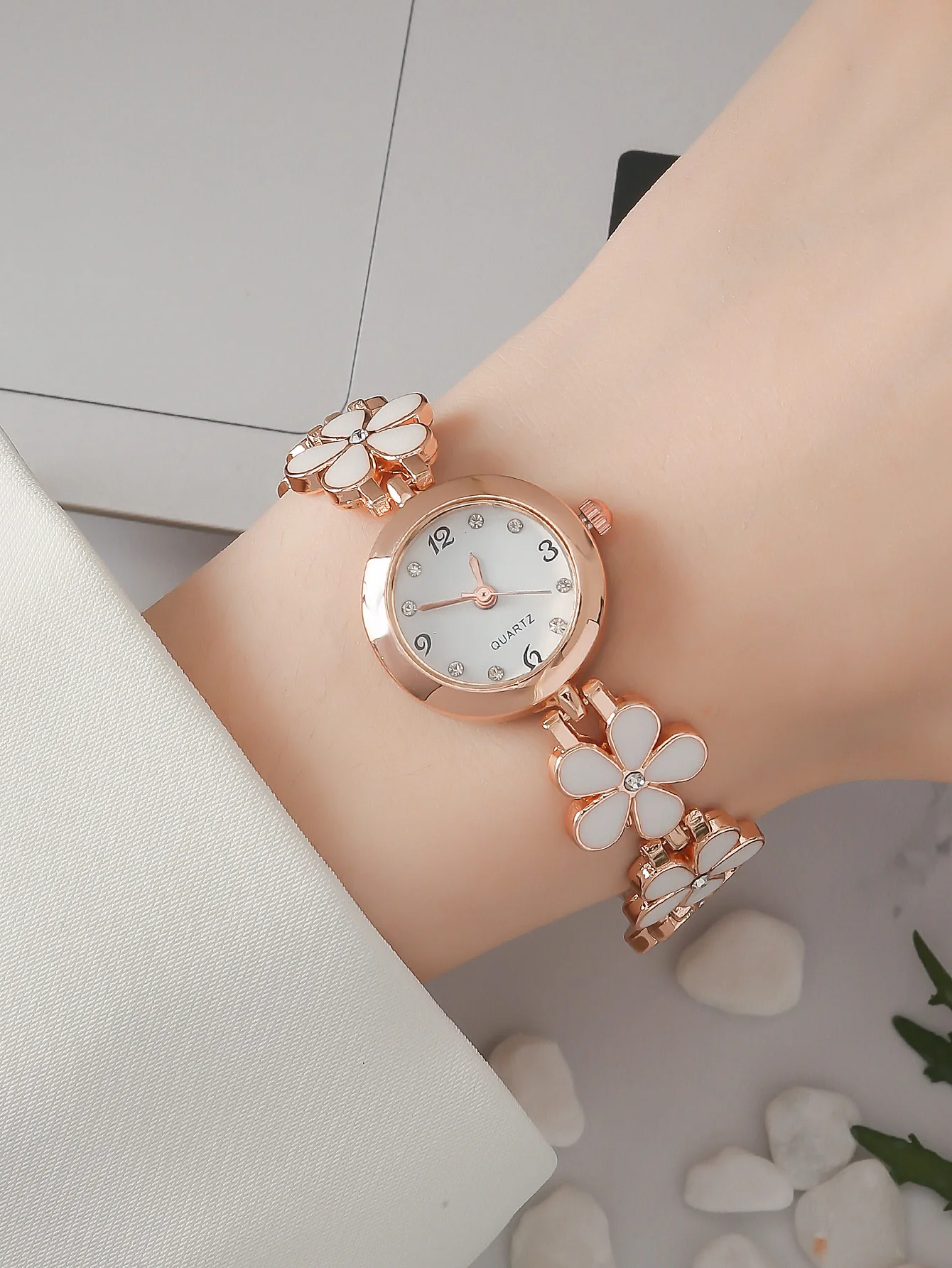 A Classic Fashion Four-leaf Clover Quartz Watch With Diamond Bracelet For Women. For Daily Life