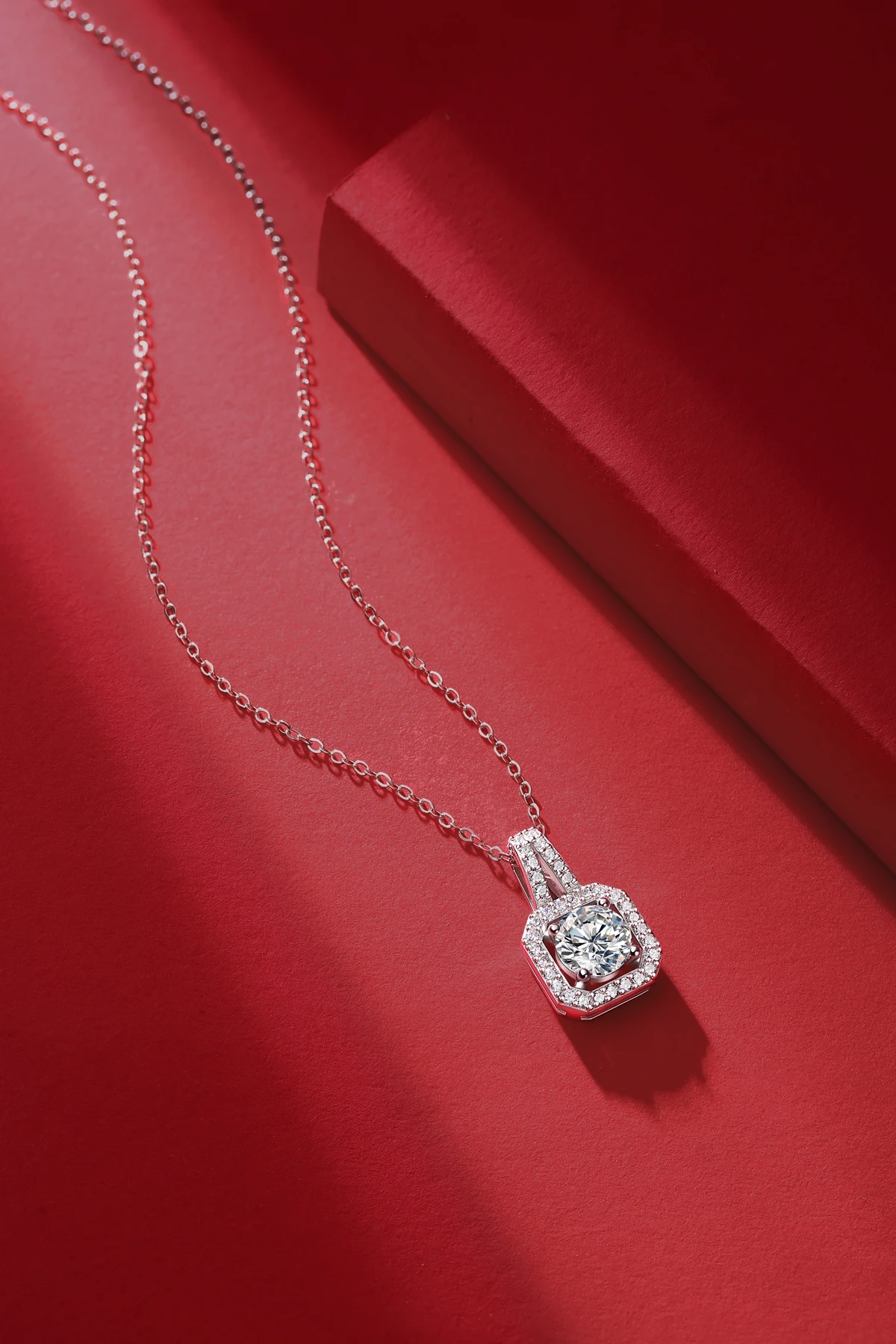 

Yulaili 925 Sterling Silver Pendant Necklace Sparkling Cubic Zirconia in Geometric Frame Women Elegant Jewelry 1R4A2588