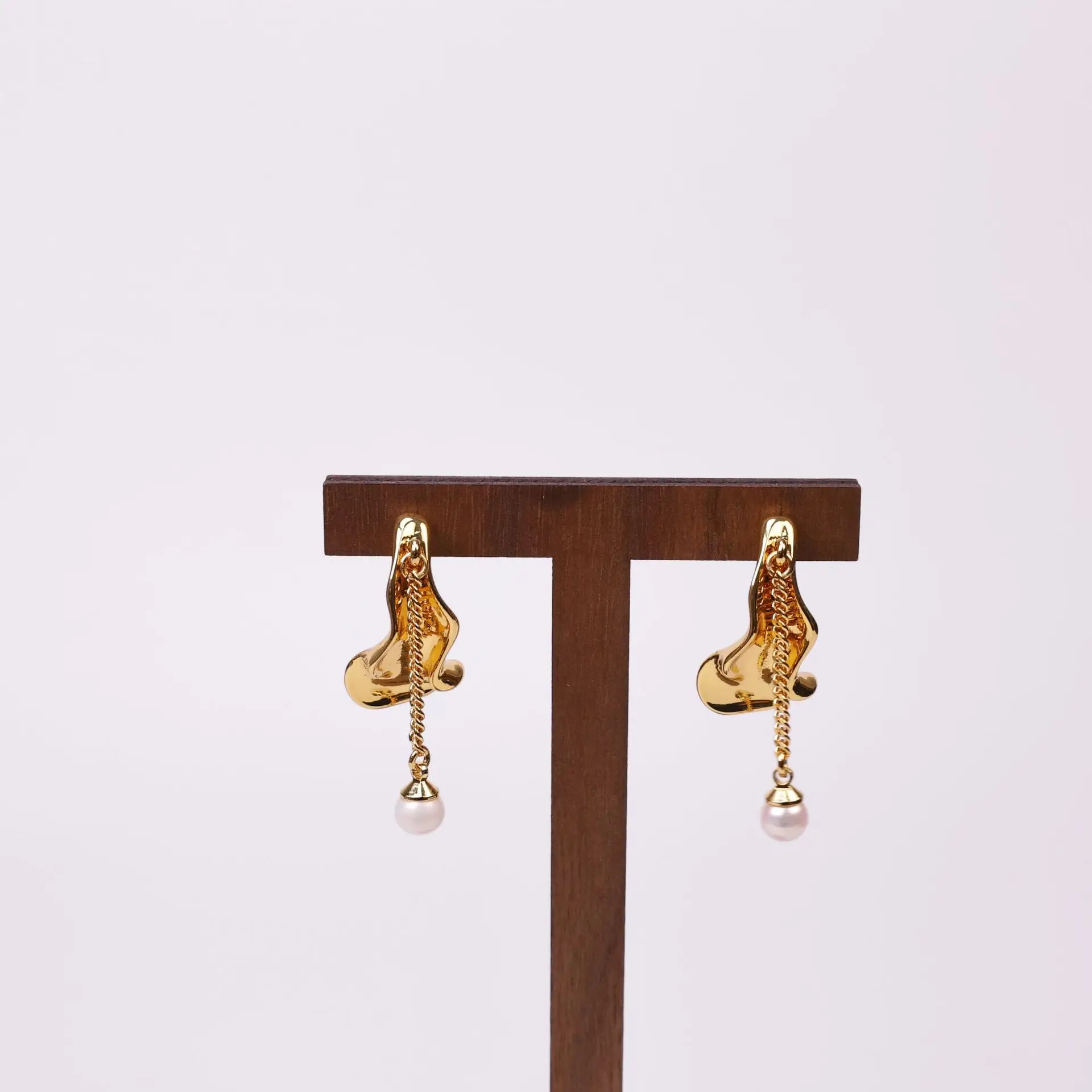 Personality Gold Hammered Pearl /Green Crystal Drop Dangle Earrings For Women Niche Designer Tassel Ear Stud Handcrafted Jewelry