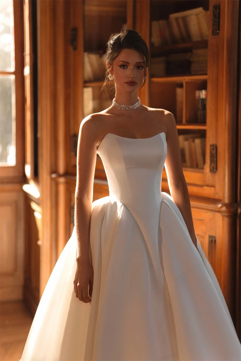 Maßgeschneidertes Trägerloses Satin-Hochzeitsoutfit mit Vertikaler Knitteroptik, Durchgehender Knopfleiste, Ballkleid-Silhouette, Schlichte Minimalistische Brautkleidung