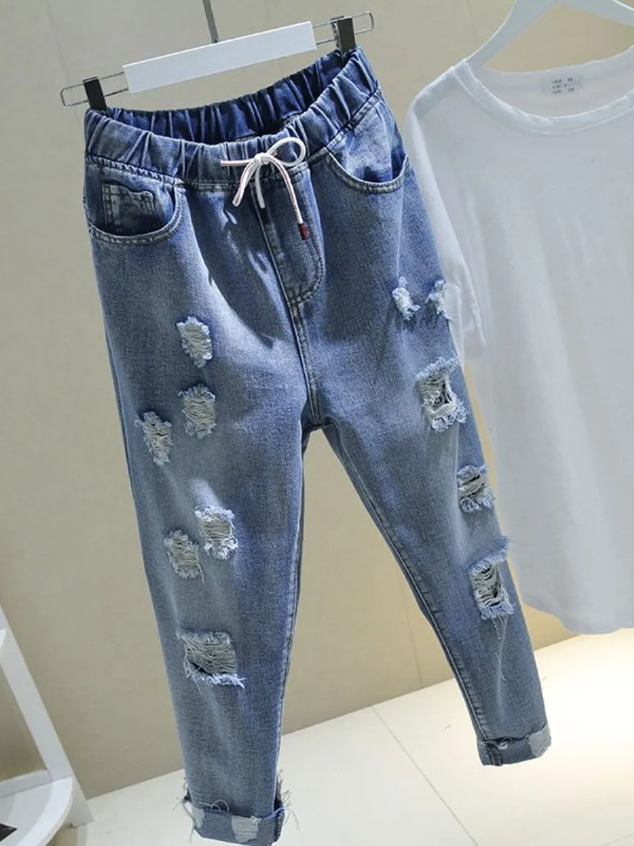 calca-jeans-plus-size-com-rasgos-corte-solto-estilo-primavera-verao-disfarca-gordura-com-bolso-para-lenco-estilo-casual