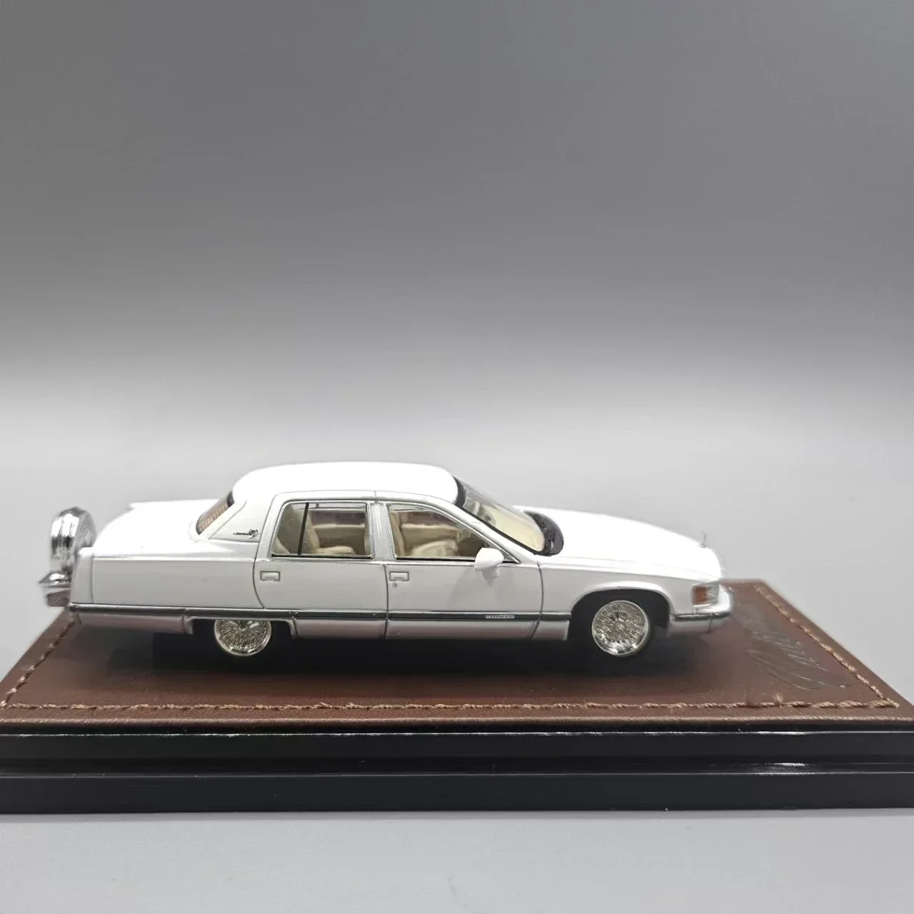 GOC 1:64 Fleetwood Pearl White  Diecast Model Car