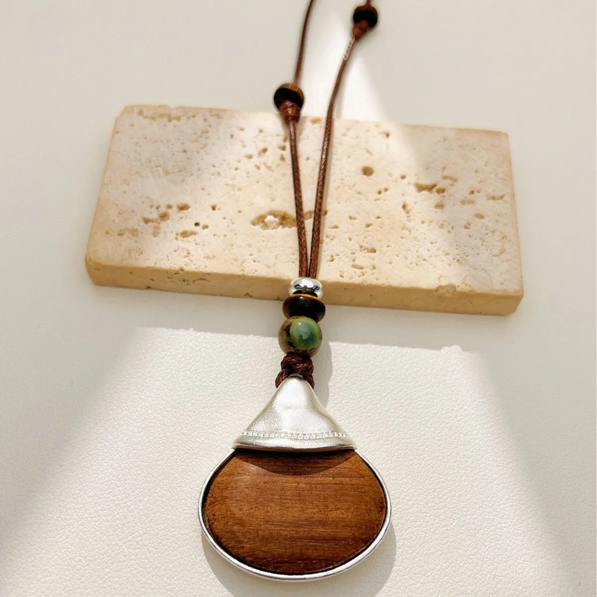 High-end retro fan-shaped wooden pendant necklace with drawstring, versatile and light luxury style