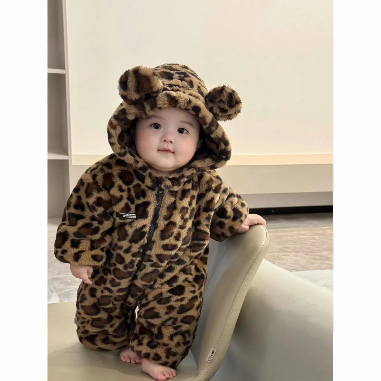 Winter clothes jumpsuit super cute jumpsuit for boys and girls, warm winter climbing leopard print outdoor clothes