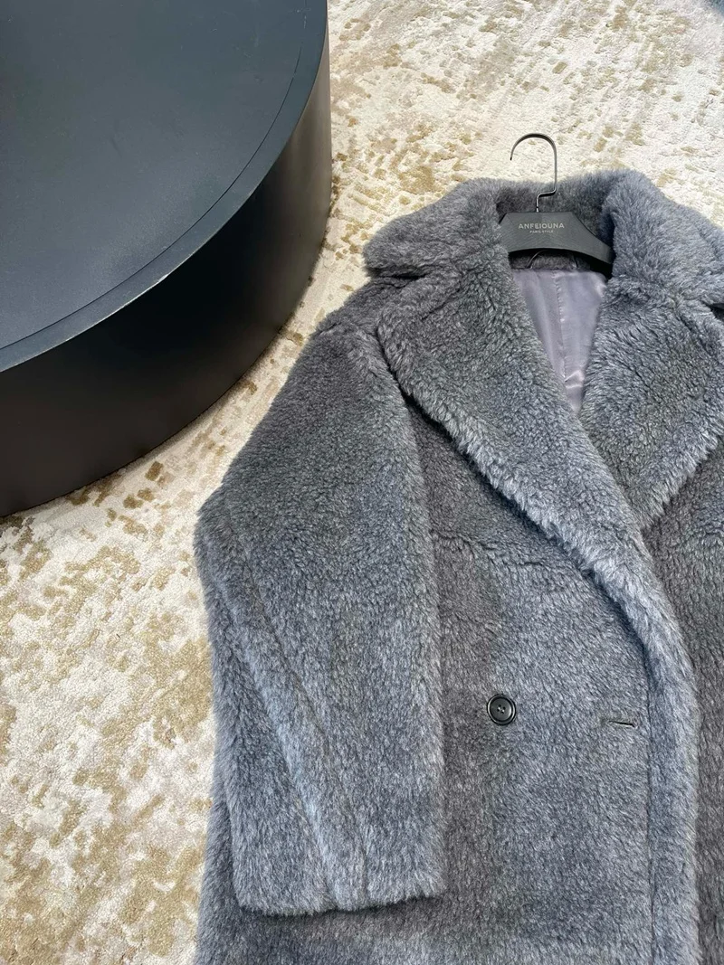 Wu-lingzhi Cappotto di pelliccia di lana da donna 2024 Inverno Capodanno Capispalla caldo spesso Capispalla di lana Cappotto lungo TeddyBear Nuovo arrivo