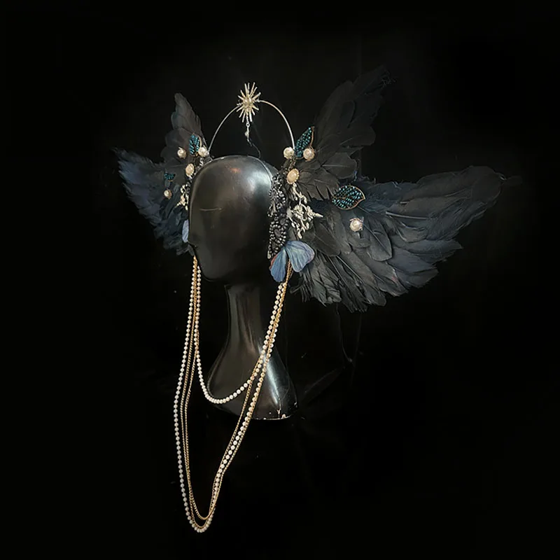 Engelsfederflügel, übertriebener Kopfschmuck, farbiger Haarschmuck, Laufsteg, Make-up, Styling, Jungfrau, Aura-Ring, Perlenleistung