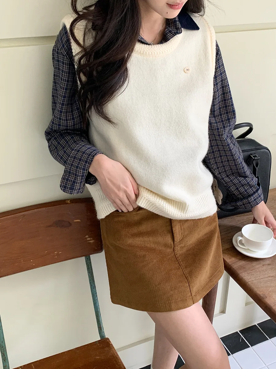 

Early autumn new Korean metal small label round neck knitted vest