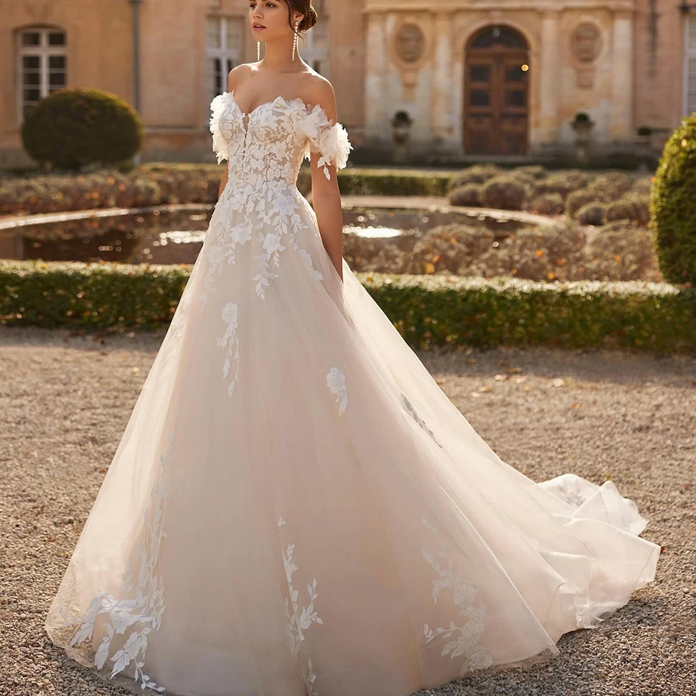 ชุดแต่งงานเจ้าหญิงทรงเอไลน์ผ้าทูลล์ปักลายลูกไม้แบบเปิดไหล่  ยาวกรอมพื้น  ผูกเชือกด้านหลัง  พร้อมชายกระโปรง  ตัดเย็บตามสั่ง