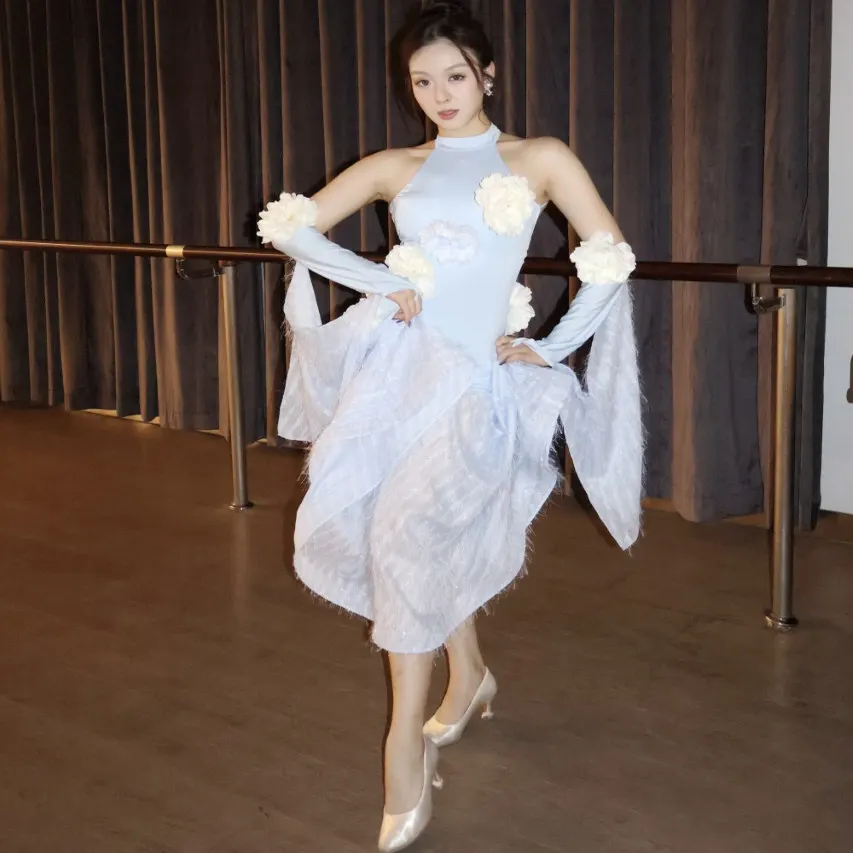 เสื้อผ้าเต้นรำสมัยใหม่สำหรับผู้หญิงมาตรฐานแห่งชาติการเต้นรำการแสดงเครื่องแต่งกายแขวนคอเปิดหลังชุดเต้นรำบอลรูม DN22542