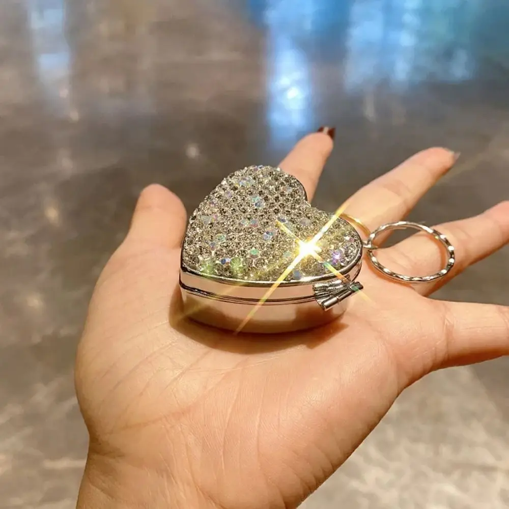 光沢のあるラインストーンミニ金属ピルボックスポータブルケバケバ旅行ピルオーガナイザー 2 グリッドハート形薬収納ボックスホーム