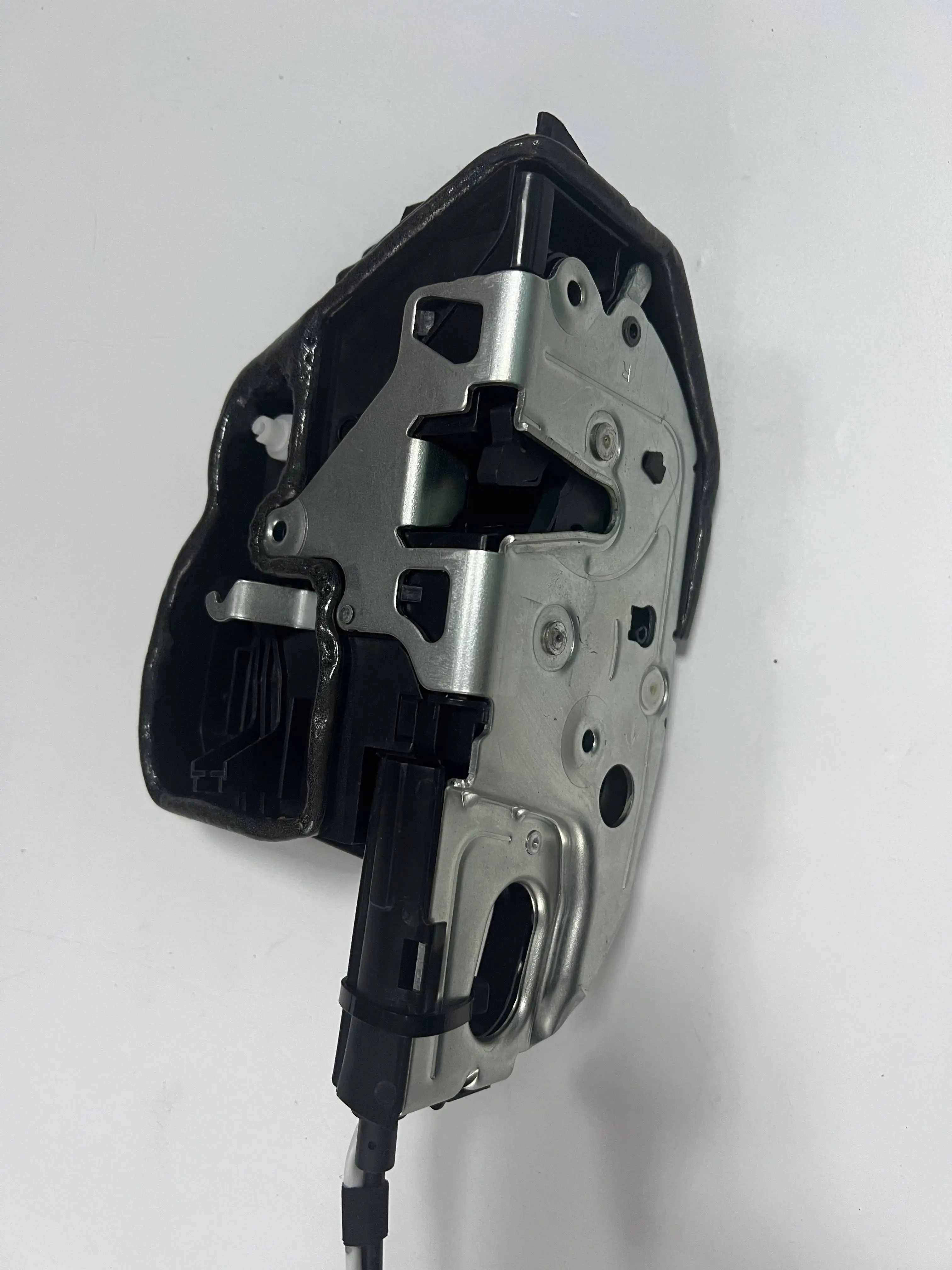 Factory Price Electric Suction Door for 3 Series I 3 Series LI Soft Close Auto Body Systems Anti-pinch Function Embedded