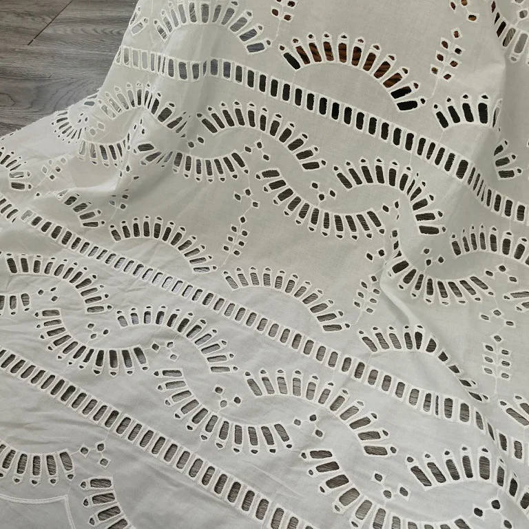 

Высококачественная 100% хлопчатобумажная кружевная ткань с вышивкой, аксессуары для одежды «сделай сам», дизайнерская ткань, продается на метр