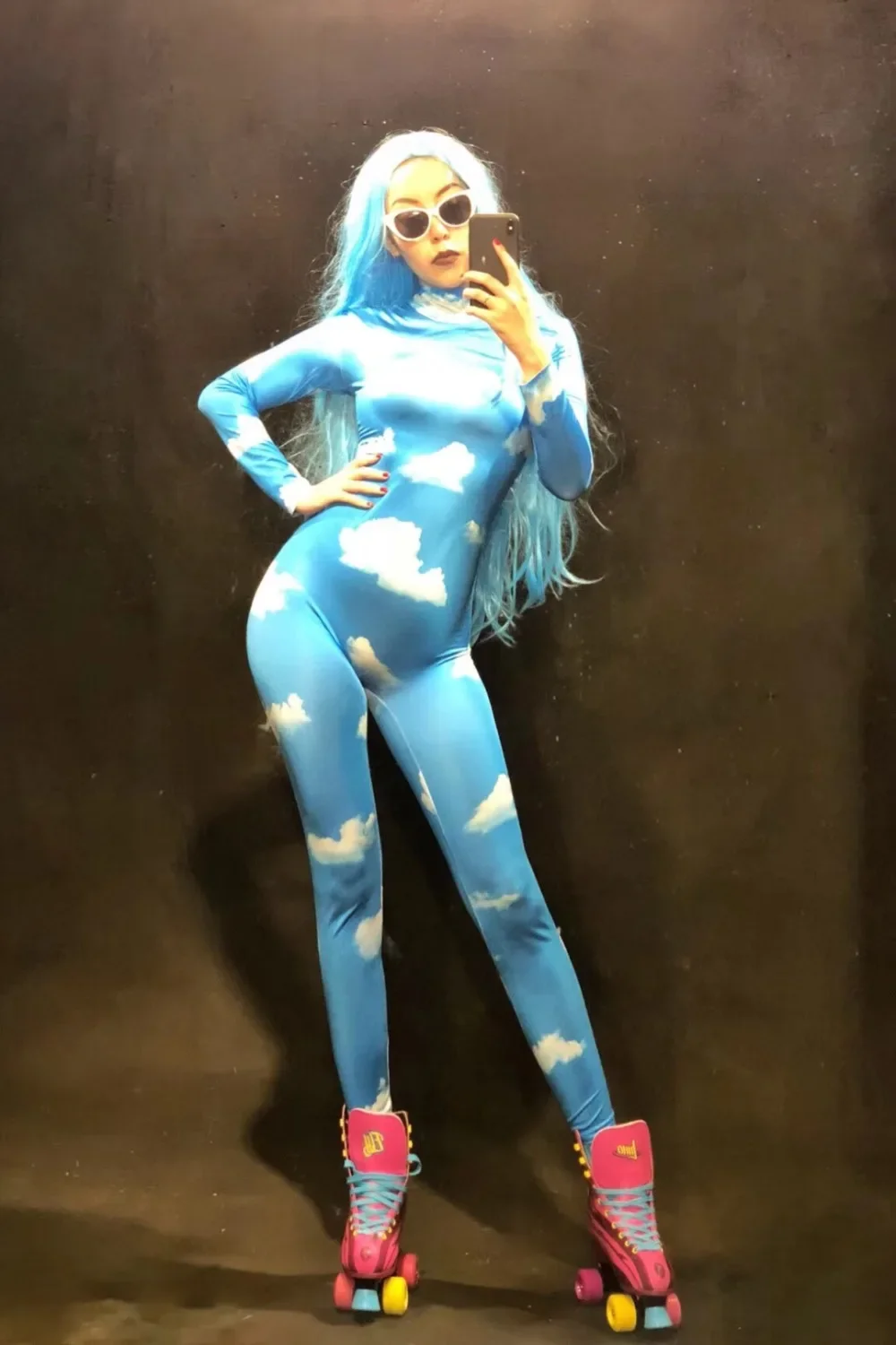 Impreza w klubie nocnym świętuj pokaz tancerz piosenkarka występ kobiety strój sceniczny 3D drukowane błękitne niebo białe chmury seksowny kombinezon