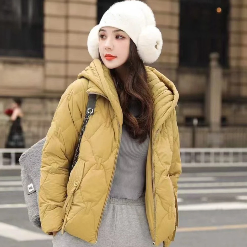 90 الأبيض بطة أسفل معطف منتفخ دافئ 2025 الخريف الشتاء الكورية المرأة قصيرة أسفل معطف ملابس خارجية أنيقة نمط جديد مقنعين سترة