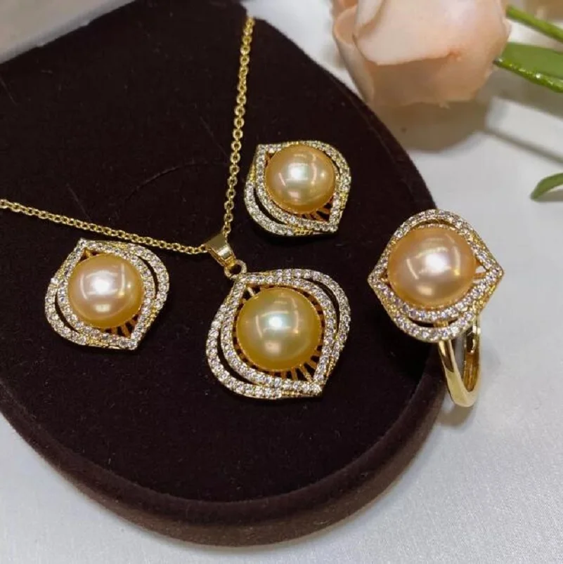 

pearl size: 9-10 MM pearl colour: Golden Metal : 925 Silver Condition: New Pearl shape : Look Picture Pearl Type: Natural Pear