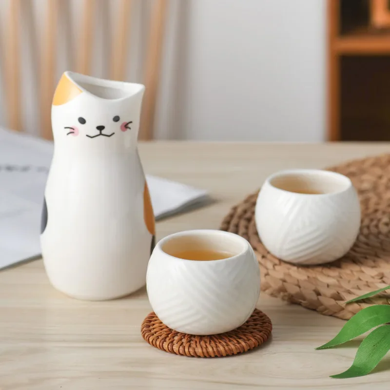 3pcs Maneki Neko Ceramic Sake Set Japanese Lucky Cat Wine Set 1 TOKKURI Bottle 300ml 2 OCHOKO Cups Cute Wine Glass Pot Bar Set