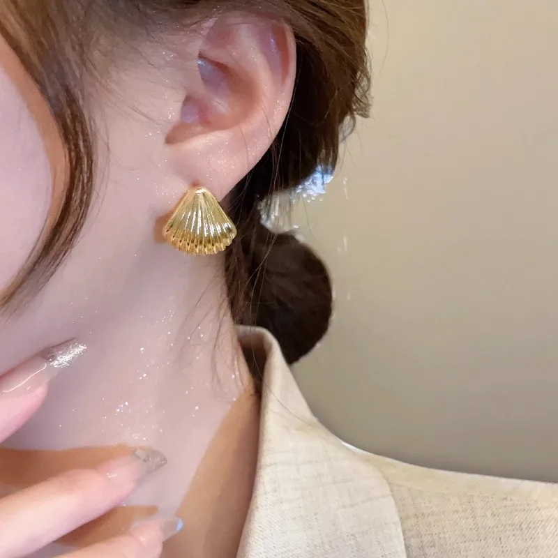 New Fashion Trend Unique Design Elegant Exquisite Light Luxury Metal Shell Earrings For Women Jewelry Wedding Party Premium Gift