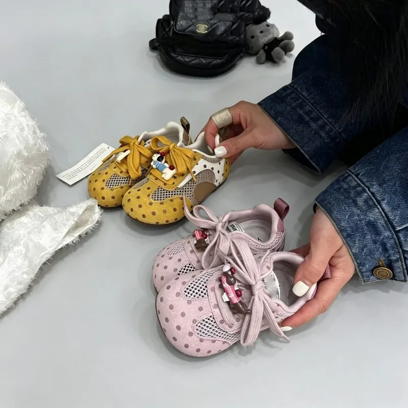 

Детские повседневные кроссовки с милыми горошками для девочек, дышащие, сетчатые, 2026, абсолютно новые, спортивные, с мягкой нескользящей подошвой