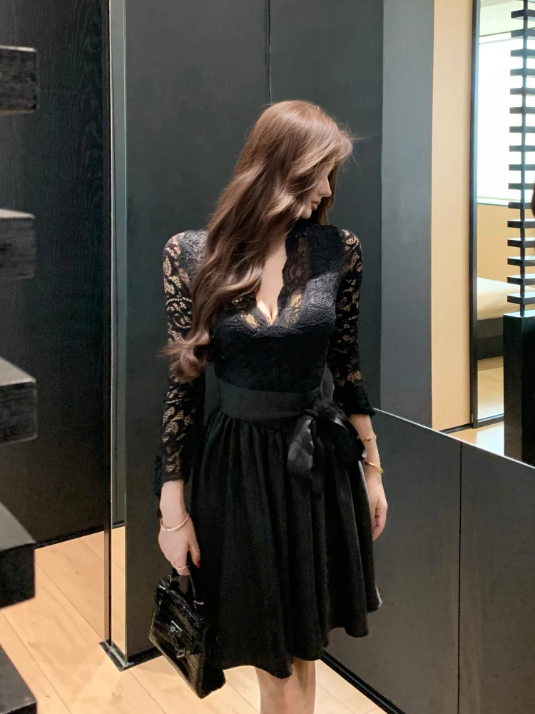 ReddaChic Czarna Mini Sukienka z Głębokim Dekoltem, Satynowa, z Rękawami 3/4 w Kształcie Dzwonka, Dekolt w Serek, Wiązana, z Kwiatową Koronką, Seksowna Sukienka na Wyjście, Odzież Damska