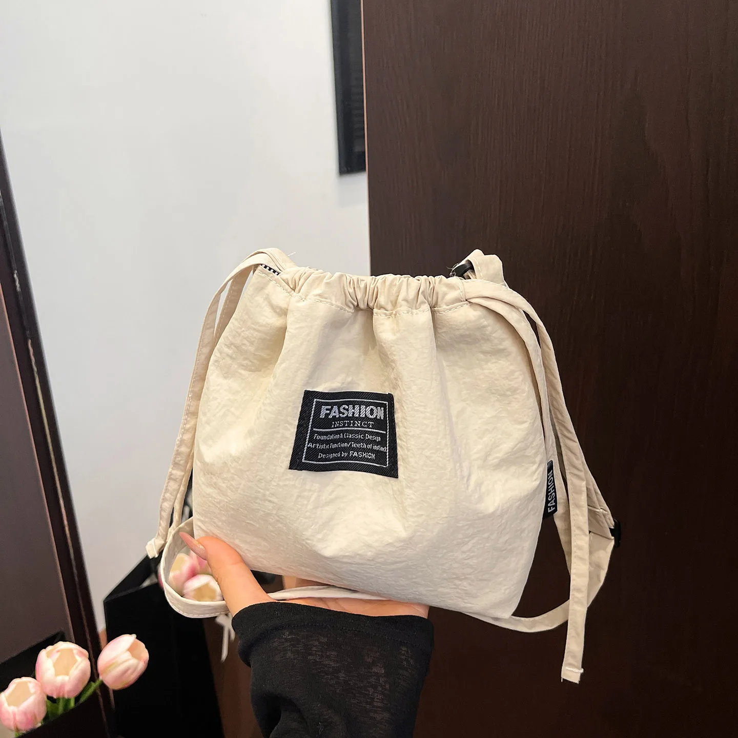 

Women's Simple and Versatile Lightweight Bucket Bag Version Solid Color Design Drawstring Small Bag Shoulder Bag Messenger Bag