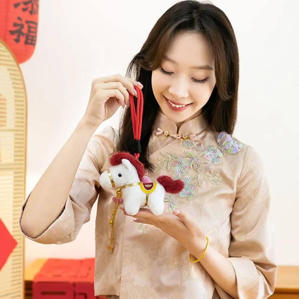 

Подарок к Китайскому Новому году: креативный брелок-лошадь, милый талисман зодиакального пони, фигурка на удачу, мягкая мультяшная фигурка скакуна для украшения автомобиля