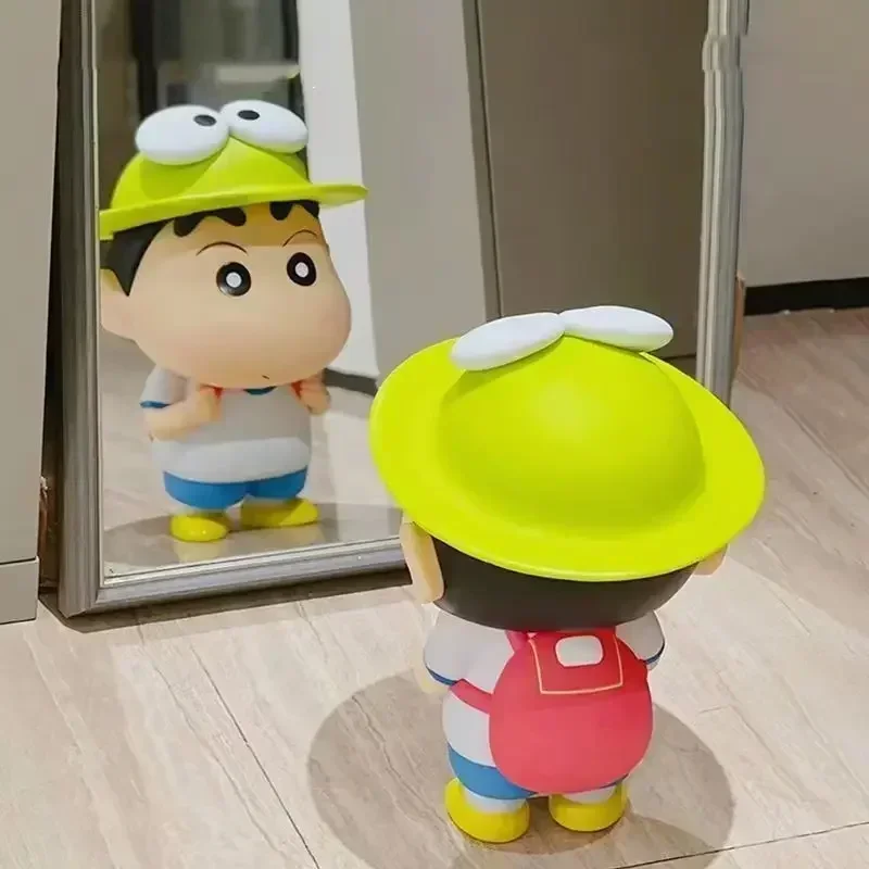 Crayon Shin-Chan Sapo Q Versão Figura Anime, Brinquedos Modelo PVC, Boneca de Escritório, Enfeites Desktop, Presentes de Natal Infantil, Chapéu Kawaii, 13cm