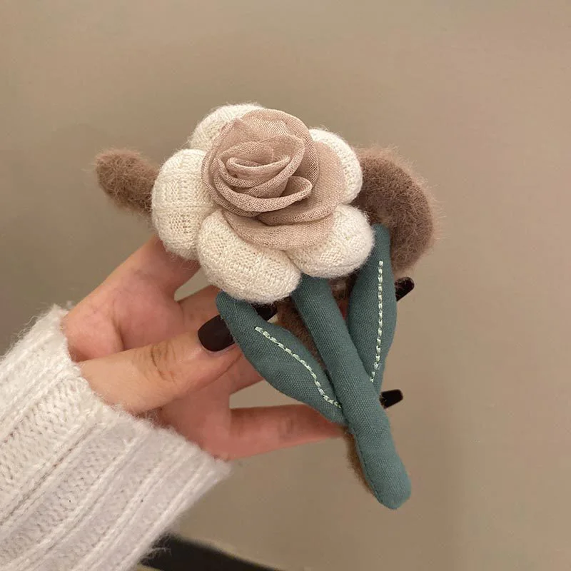 1pc Autumn and winter shark hair clip, plush hair clip, high-end feeling at the back of the head, forest style flower hair clip