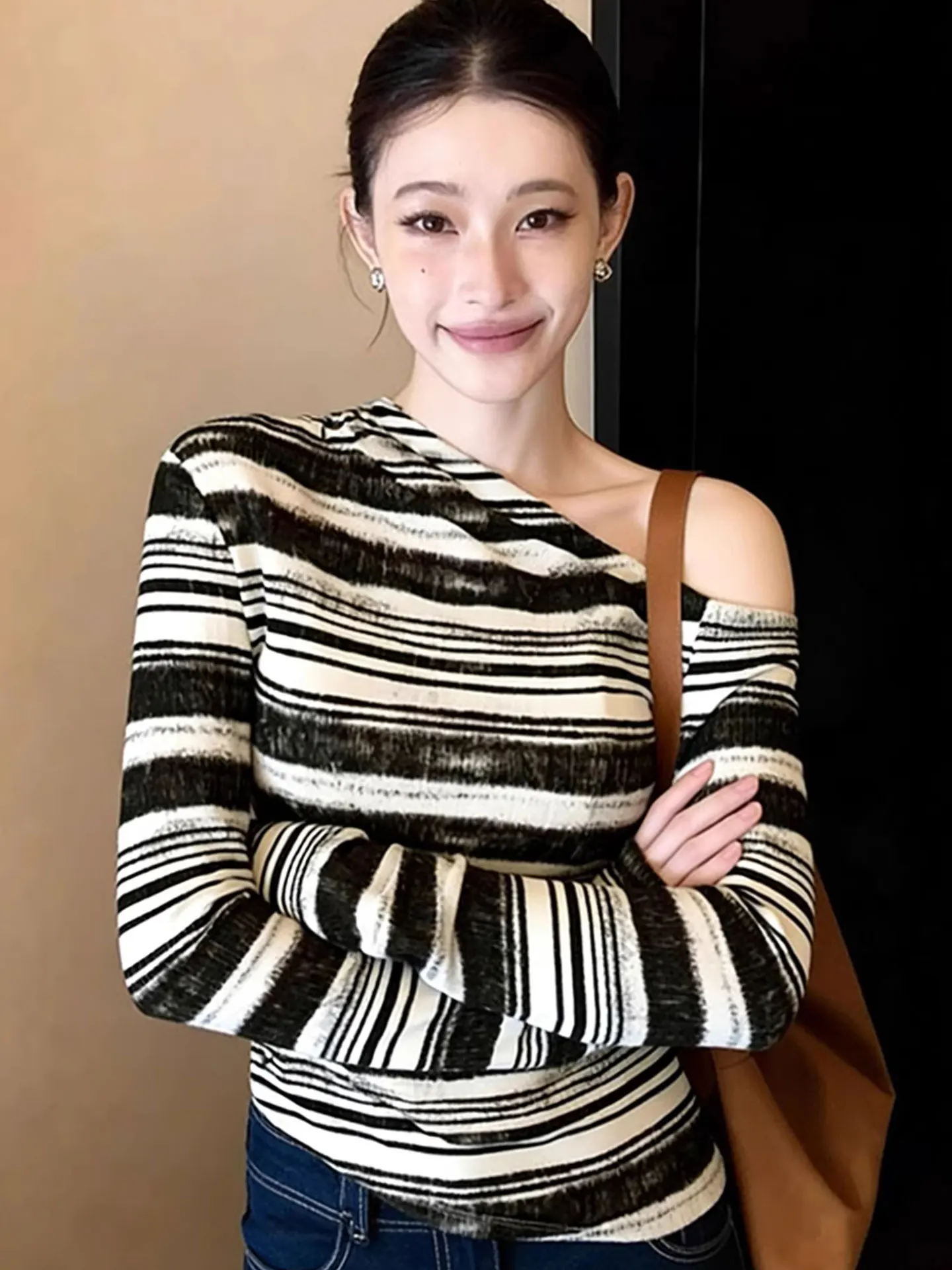 

Модная полосатая футболка с длинным рукавом, открытыми плечами и асимметричным воротником, базовый топ для женщин, высококачественный европейский бренд, цветные блоки