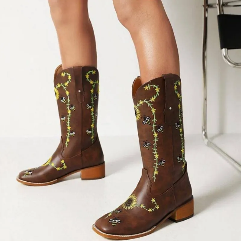 

DIZHUANG Сексуальные женские ботинки на среднем каблуке. Темно-коричневые сапоги с вышивкой. Женские сапоги до середины икры. Высота каблука 3-5 см. Модный показ