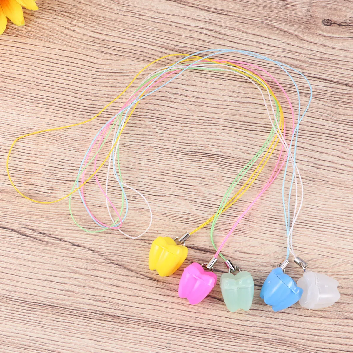 

Набор из 5 штук: коробки для хранения детских зубов, органайзеры для зубов, футляры для ожерелий, разные цвета. Идеальный подарок для детей на Рождество, День рождения, сувенир.