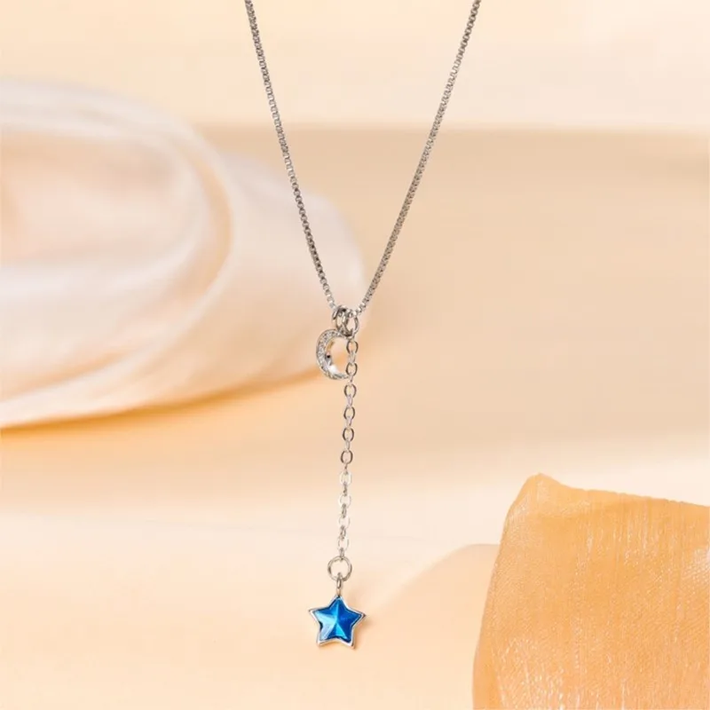 Neu eingetroffen: Elegante Halskette mit blauem Kristallstern und geschwungenem Mond aus 925er Sterlingsilber, vollständig mit Kristallen besetzt – XL245