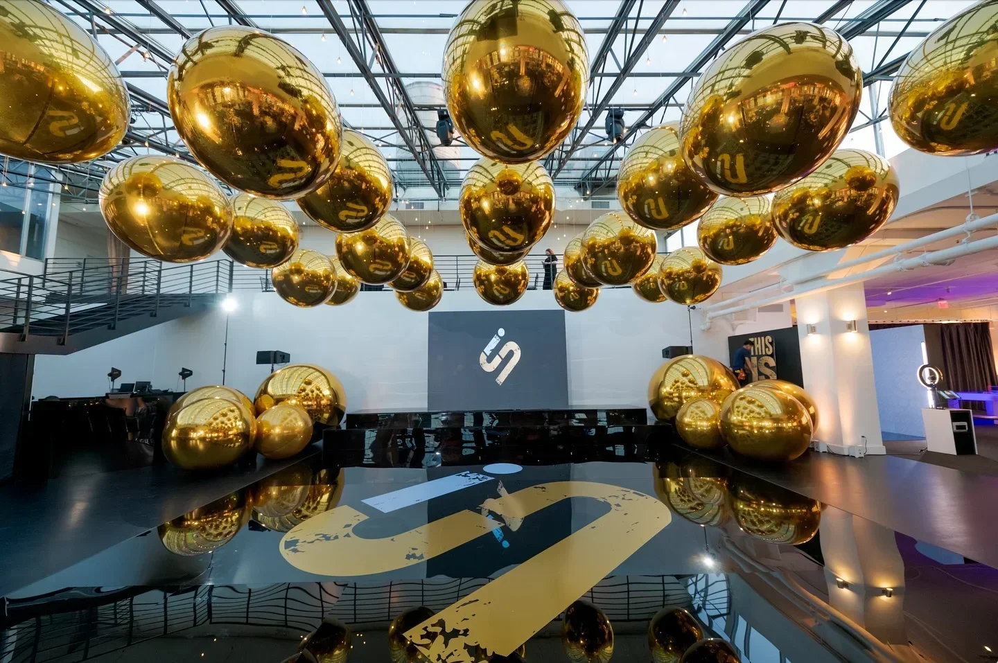 6 Stück Riesige Aufblasbare Spiegelkugeln in Gold/Silber, Hängende Reflektierende Ballons für Einkaufszentren, Veranstaltungen, Hochzeiten und Bühnendekorationen – Detail 2