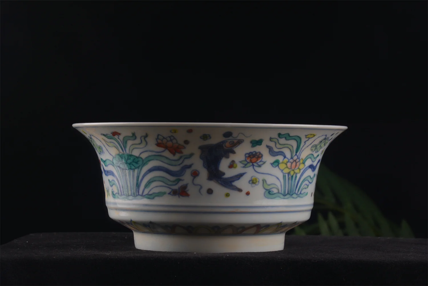 Ming Chenghua porcelain Du cai fish folded shoulder bowl